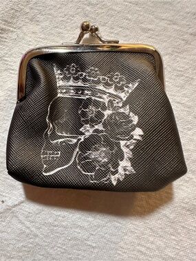 ⭐️ Black Kiss-Lock Coin Purse with White Floral Skull Profile